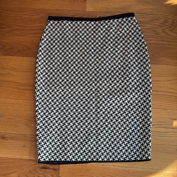 Diane Von Furstenberg Cotton Blend Elastic Eaist Skirt. Large - Picture 1 of 5
